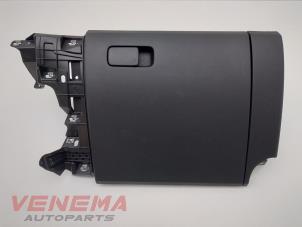 Usagé Boîte à gants Volkswagen Up! (121) 1.0 12V 75 Prix € 34,99 Règlement à la marge proposé par Venema Autoparts