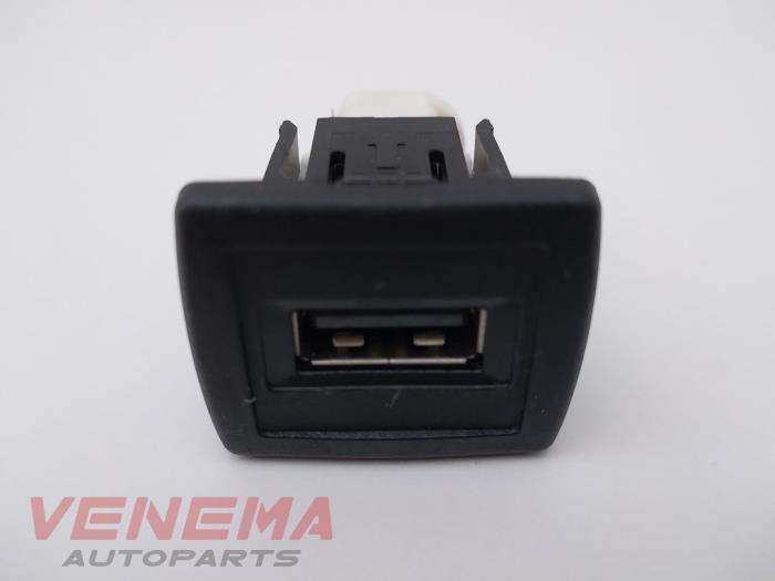 Gebrauchte USB-Stecker Mercedes ML III (166) 3.0 ML-350 BlueTEC V6 24V 4-Matic Preis € 9,99 Margenregelung angeboten von Venema Autoparts
