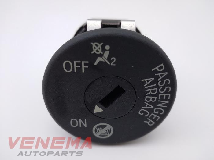 Airbag switch from a BMW 2 serie Gran Tourer (F46) 214d 1.5 TwinPower Turbo 12V 2017