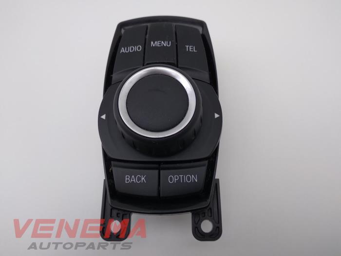 Head unit multimedia control