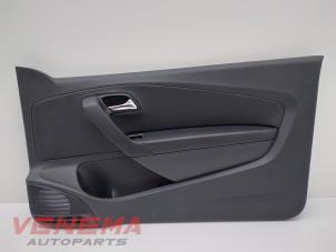 Używane Tapicerka drzwi prawych wersja 2-drzwiowa Volkswagen Polo V (6R) 1.4 GTI 16V Cena € 49,99 Procedura marży oferowane przez Venema Autoparts