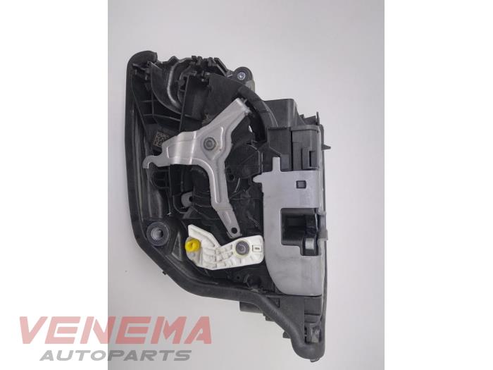 Rear door lock mechanism 4-door, left from a BMW 2 serie Gran Tourer (F46) 214d 1.5 TwinPower Turbo 12V 2017