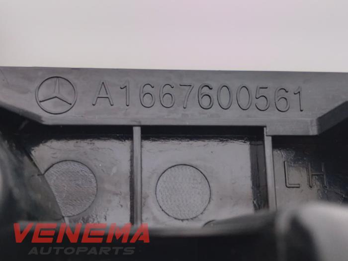 Manija de puerta de 4 puertas izquierda detrás de un Mercedes-Benz ML III (166) 3.0 ML-350 BlueTEC V6 24V 4-Matic 2014