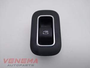 Used Electric window switch Mercedes A (177.0) 1.5 A-180d Price € 14,99 Margin scheme offered by Venema Autoparts