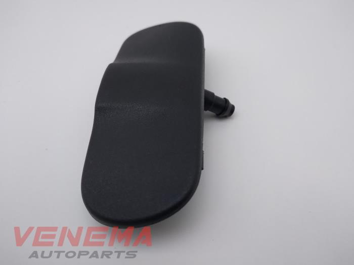 Front windscreen washer jet from a Volkswagen Caddy IV 2.0 TDI 102 2020