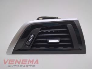 Używane Kratka wentylacyjna deski rozdzielczej BMW 1 serie (F20) 118i 1.5 TwinPower 12V Cena € 18,99 Procedura marży oferowane przez Venema Autoparts