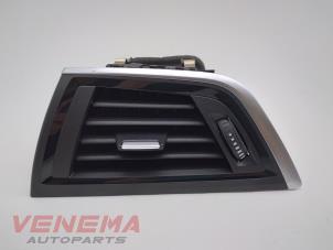 Używane Kratka wentylacyjna deski rozdzielczej BMW 1 serie (F20) 118i 1.5 TwinPower 12V Cena € 19,99 Procedura marży oferowane przez Venema Autoparts