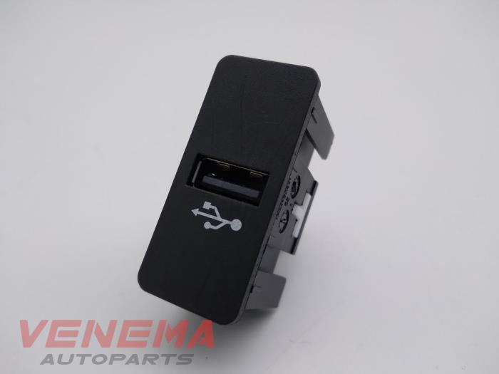 Enchufe USB de un BMW 1 serie (F20) 118i 1.5 TwinPower 12V 2018