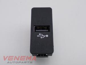 Gebrauchte USB-Stecker BMW 1 serie (F20) 118i 1.5 TwinPower 12V Preis € 14,99 Margenregelung angeboten von Venema Autoparts