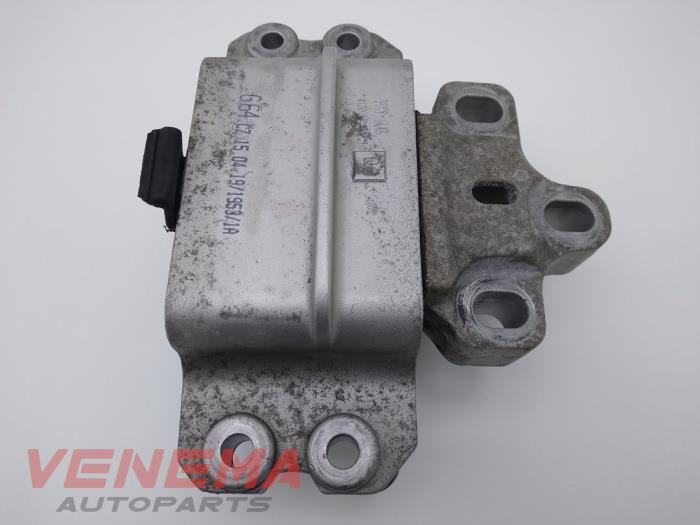 Gearbox mount from a Volkswagen Caddy IV 2.0 TDI 102 2020