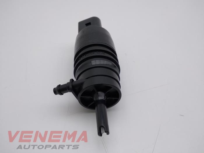 Windscreen washer pump from a BMW 1 serie (F20) 118i 1.5 TwinPower 12V 2018