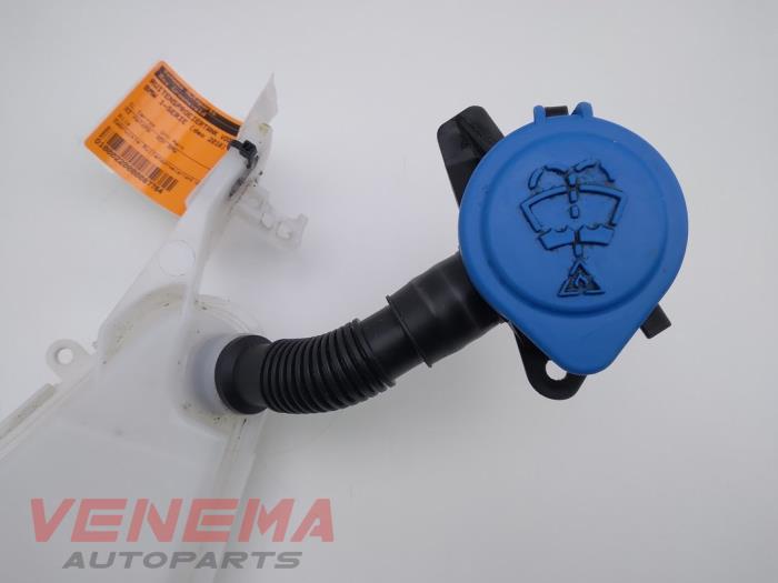 Front windscreen washer reservoir from a BMW 1 serie (F20) 118i 1.5 TwinPower 12V 2018