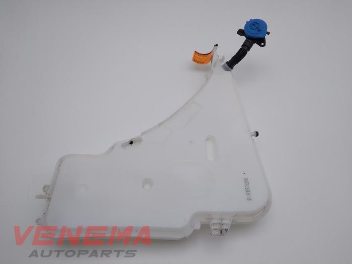 Front windscreen washer reservoir from a BMW 1 serie (F20) 118i 1.5 TwinPower 12V 2018