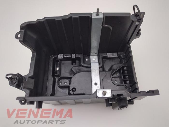 Begagnade Batterilåda Ford Fiesta 7 1.0 EcoBoost 12V 100 Pris € 14,99 Marginaltabell erbjuds av Venema Autoparts