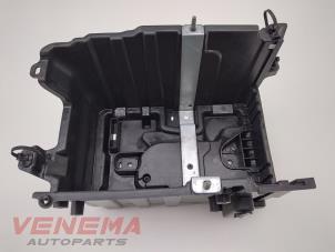 Używane Pojemnik na akumulator Ford Fiesta 7 1.0 EcoBoost 12V 100 Cena € 24,99 Procedura marży oferowane przez Venema Autoparts
