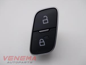 Używane Przelacznik centralnego zamka Ford Fiesta 7 1.0 EcoBoost 12V 100 Cena € 9,99 Procedura marży oferowane przez Venema Autoparts