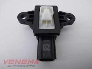 Usados Sensor de airbag Ford Fiesta 7 1.0 EcoBoost 12V 100 Precio € 9,99 Norma de margen ofrecido por Venema Autoparts