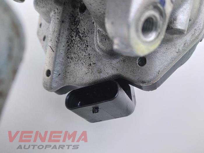 EGR valve from a Mercedes-Benz Sprinter 3,5t (906.73) 313 CDI 16V 2016