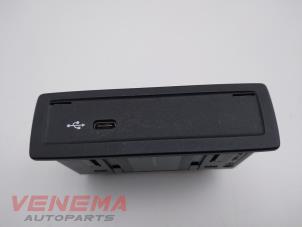 Usados Conexión AUX-USB Mercedes A (177.0) 1.5 A-180d Precio € 19,99 Norma de margen ofrecido por Venema Autoparts