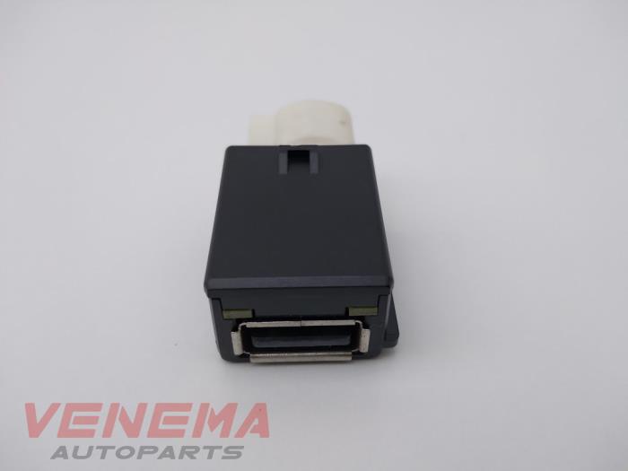 Zlacze AUX/USB z Skoda Fabia III (NJ3) 1.0 12V 2017