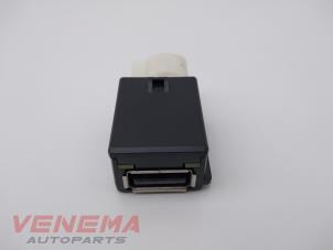 Używane Zlacze AUX/USB Skoda Fabia III (NJ3) 1.0 12V Cena € 14,99 Procedura marży oferowane przez Venema Autoparts