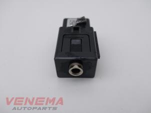 Gebrauchte AUX / USB-Anschluss Skoda Fabia III (NJ3) 1.0 12V Preis € 9,99 Margenregelung angeboten von Venema Autoparts