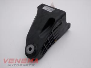 Engine mount from a Mercedes-Benz E Estate (S213) E-300de 2.0 Turbo 16V 2020