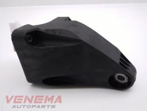 Engine mount from a Mercedes-Benz E Estate (S213) E-300de 2.0 Turbo 16V 2020