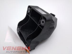 Engine mount from a Mercedes-Benz E Estate (S213) E-300de 2.0 Turbo 16V 2020