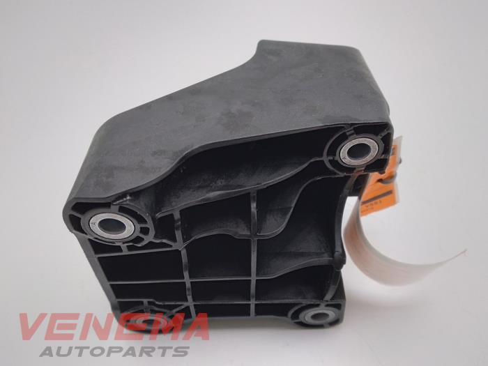 Engine mount from a Mercedes-Benz E Estate (S213) E-300de 2.0 Turbo 16V 2020