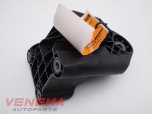 Engine mount from a Mercedes-Benz E Estate (S213) E-300de 2.0 Turbo 16V 2020