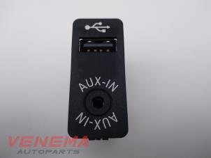 Używane Zlacze AUX/USB BMW 1 serie (F20) 116d 2.0 16V Cena € 14,99 Procedura marży oferowane przez Venema Autoparts