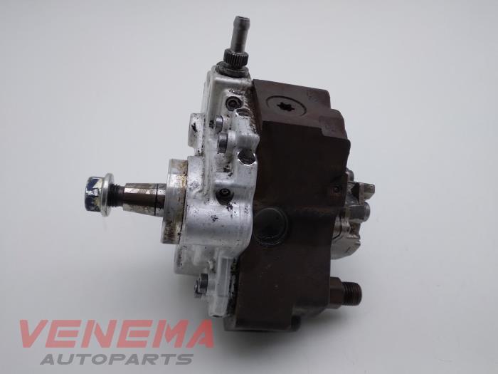 Mechanical fuel pump from a Opel Astra H SW (L35) 1.7 CDTi 16V 2008