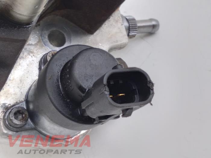 Mechanical fuel pump from a Opel Astra H SW (L35) 1.7 CDTi 16V 2008