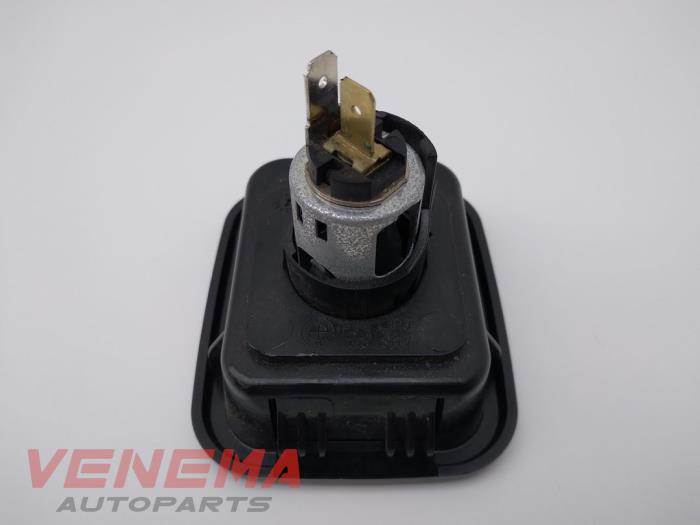12 volt connection from a BMW 1 serie (F20) 116d 2.0 16V 2014