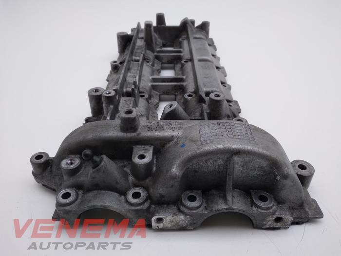 Ventildeckel van een Mercedes-Benz GLK (204.7/9) 3.0 320 CDI 24V 4-Matic 2010