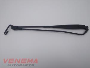 Used Front wiper arm Peugeot 107 1.0 12V Price € 14,99 Margin scheme offered by Venema Autoparts
