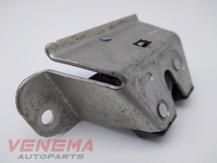 Tailgate lock mechanism from a Peugeot 107 1.0 12V 2012