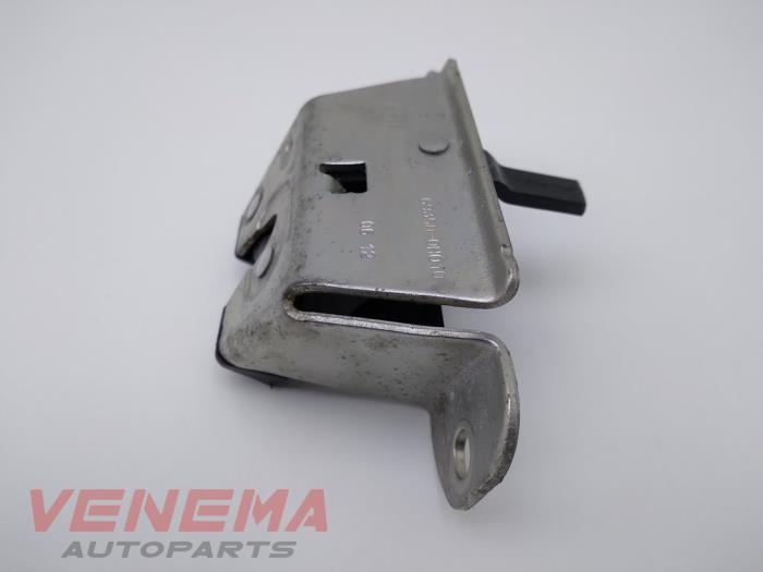 Tailgate lock mechanism from a Peugeot 107 1.0 12V 2012