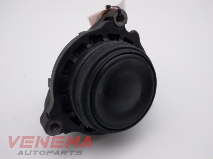 Engine mount from a BMW 1 serie (F20) 116d 2.0 16V 2014