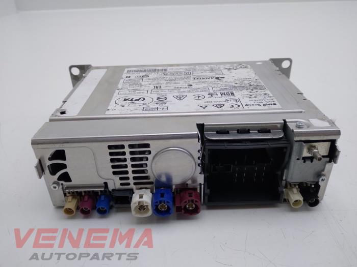 Multi-media control unit from a BMW 1 serie (F40) 118i 1.5 TwinPower 12V 2021