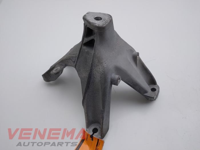 Usagé Support moteur Audi A4 Avant (B8) 2.0 TDI 16V Prix € 14,99 Règlement à la marge proposé par Venema Autoparts