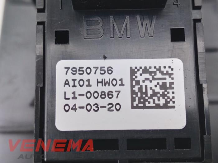 Interruptor de ventanilla eléctrica de un BMW 1 serie (F40) 118i 1.5 TwinPower 12V 2021