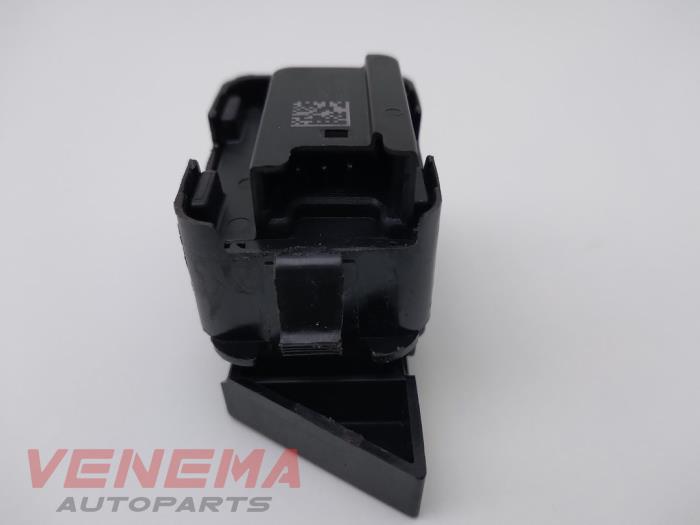 Central locking switch from a BMW 1 serie (F40) 118i 1.5 TwinPower 12V 2021