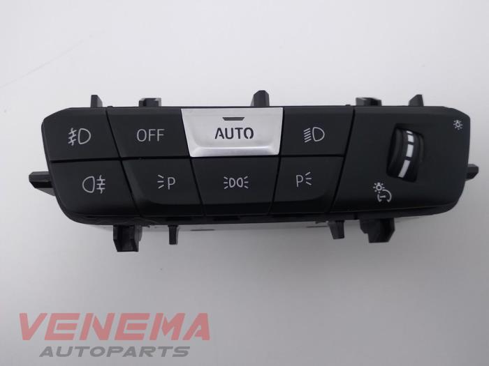 Light switch from a BMW 1 serie (F40) 118i 1.5 TwinPower 12V 2021