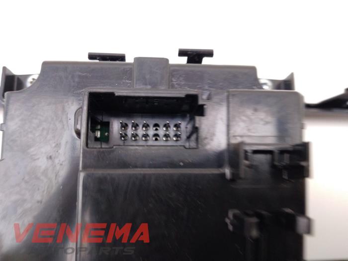 Panel de control de calefacción de un BMW 1 serie (F40) 118i 1.5 TwinPower 12V 2021