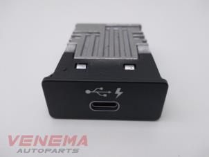 Usagé Connexion USB BMW 1 serie (F40) 118i 1.5 TwinPower 12V Prix € 24,99 Règlement à la marge proposé par Venema Autoparts