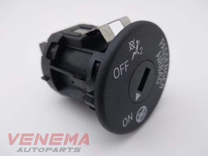 Airbag switch from a BMW 1 serie (F40) 118i 1.5 TwinPower 12V 2021