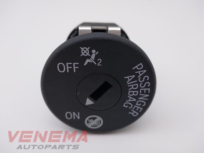 Airbag switch from a BMW 1 serie (F40) 118i 1.5 TwinPower 12V 2021