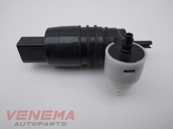 Windscreen washer pump from a BMW 1 serie (F40) 118i 1.5 TwinPower 12V 2021